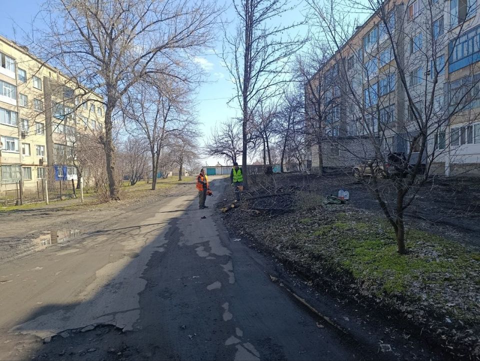 Сегодня в пгт Ясеновский и пгт Пролетарский были выполнены работы по улучшению качества уличного освещения Сегодня в пгт Ясеновский и пгт Пролетарский были выполнены работы по улучшению качества уличного освещения