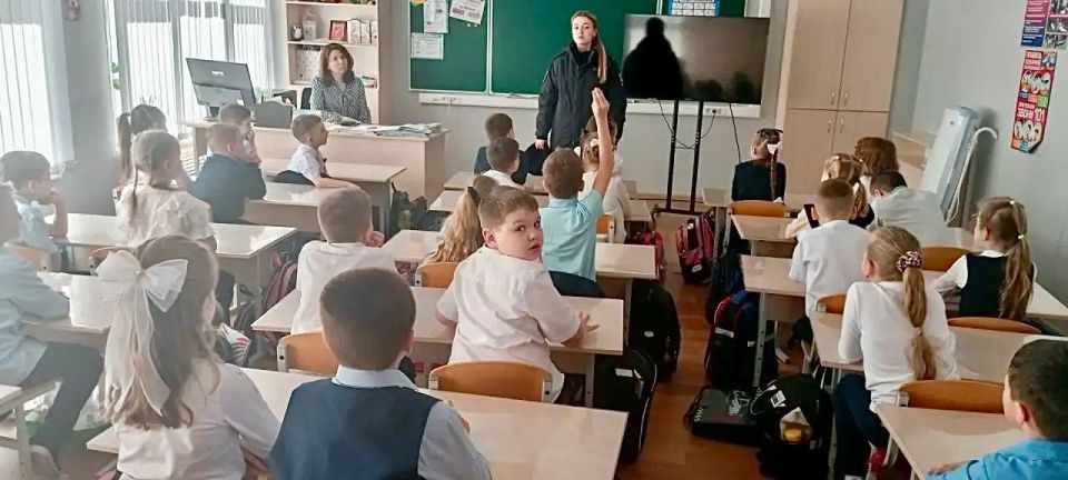 Пешеходная экскурсия «Безопасный путь домой» для первоклассников в преддверии весенних каникул Пешеходная экскурсия «Безопасный путь домой» для первоклассников в преддверии весенних каникул