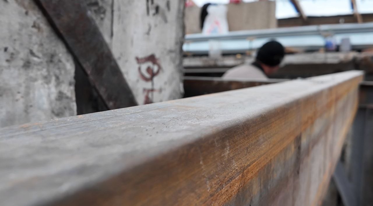 На кровле дома Лютикова, 27 в Краснодоне идёт монтаж новых плит