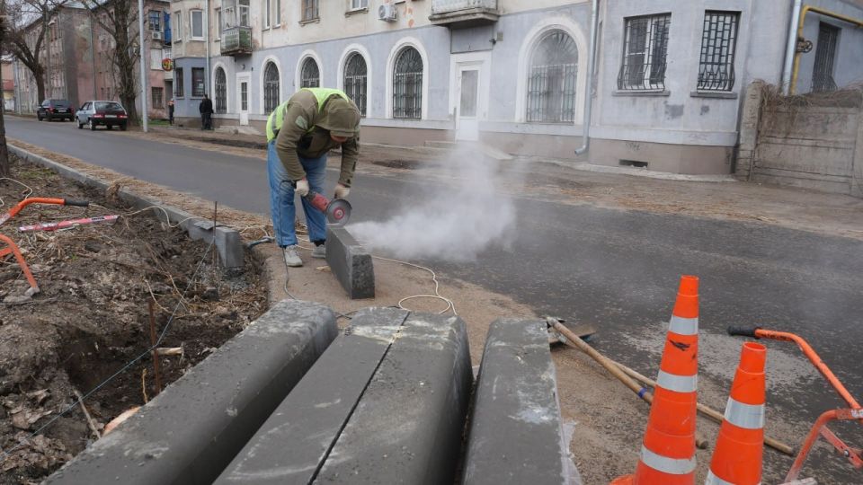 Яна Пащенко: В Луганске продолжается ремонт аллеи, ведущей к памятнику Владимиру Ивановичу Далю Яна Пащенко: В Луганске продолжается ремонт аллеи, ведущей к памятнику Владимиру Ивановичу Далю