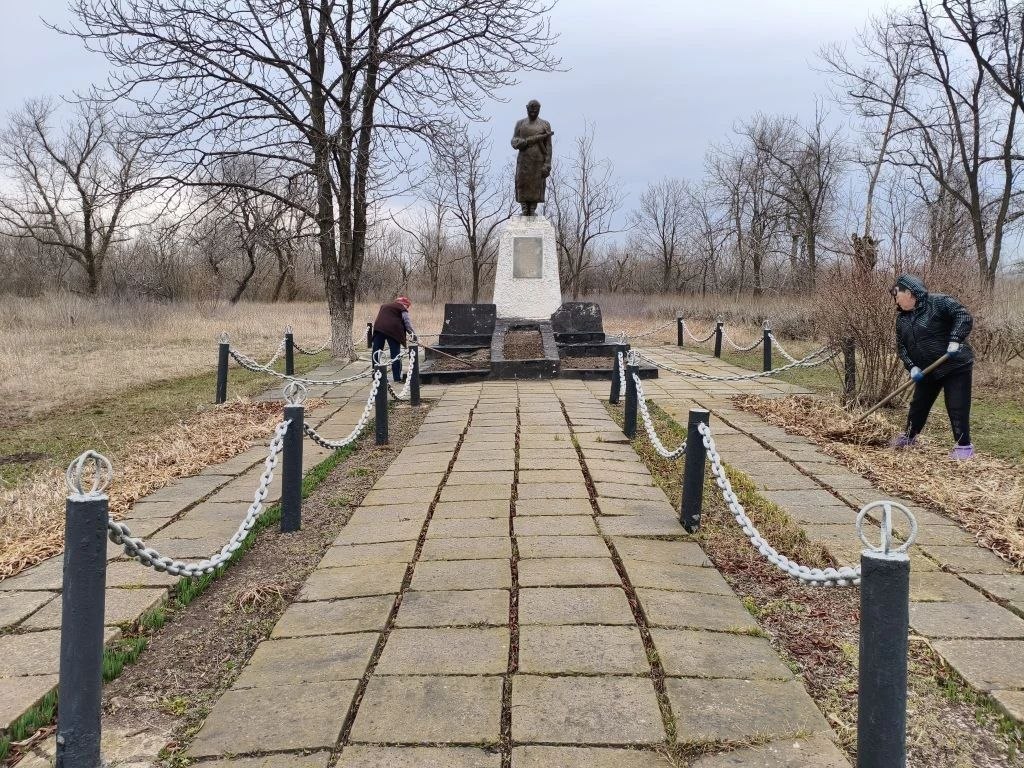 В пгт. Софиевский и пгт. Запорожье продолжаются работы по благоустройству территорий В пгт. Софиевский и пгт. Запорожье продолжаются работы по благоустройству территорий