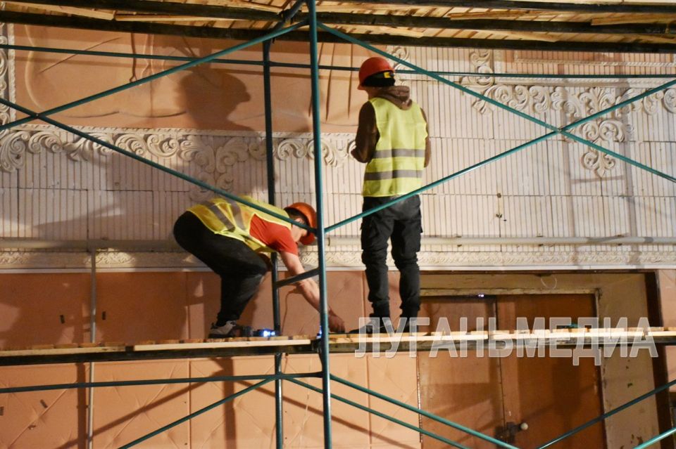 В Красном Луче ремонтируют Центр культуры В Красном Луче ремонтируют Центр культуры