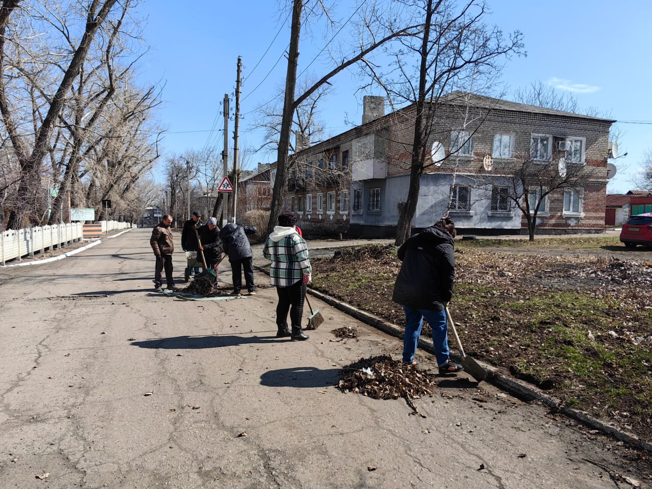 Сегодня на территории отдела по обеспечению жизнедеятельности пгт Комиссаровка состоялся очередной субботник Сегодня на территории отдела по обеспечению жизнедеятельности пгт Комиссаровка состоялся очередной субботник