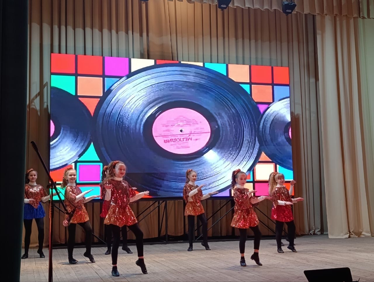 «Жизнь культуре посвящаем»: в Кировском городском Дворце культуры отметили профессиональный праздник «Жизнь культуре посвящаем»: в Кировском городском Дворце культуры отметили профессиональный праздник