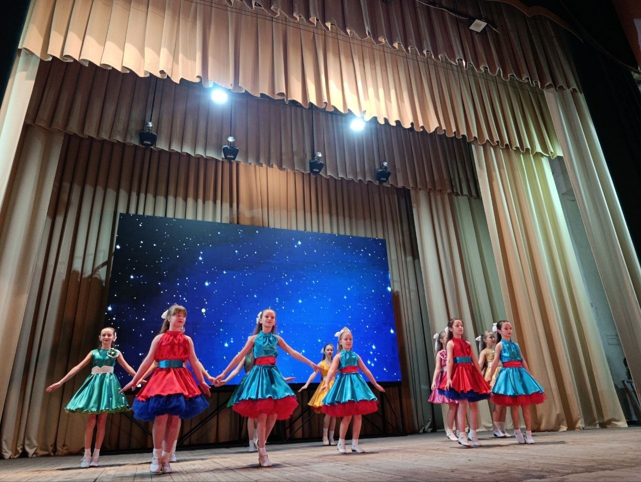 «Жизнь культуре посвящаем»: в Кировском городском Дворце культуры отметили профессиональный праздник «Жизнь культуре посвящаем»: в Кировском городском Дворце культуры отметили профессиональный праздник