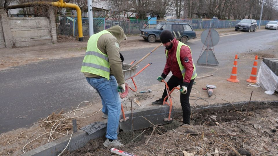 Яна Пащенко: В Луганске продолжается ремонт аллеи, ведущей к памятнику Владимиру Ивановичу Далю Яна Пащенко: В Луганске продолжается ремонт аллеи, ведущей к памятнику Владимиру Ивановичу Далю