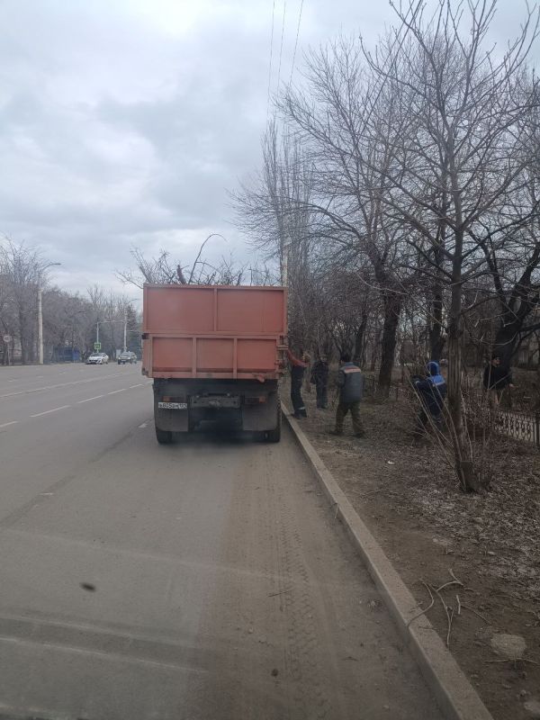 Ежедневная работа по благоустройству и уборке города продолжается! Ежедневная работа по благоустройству и уборке города продолжается!