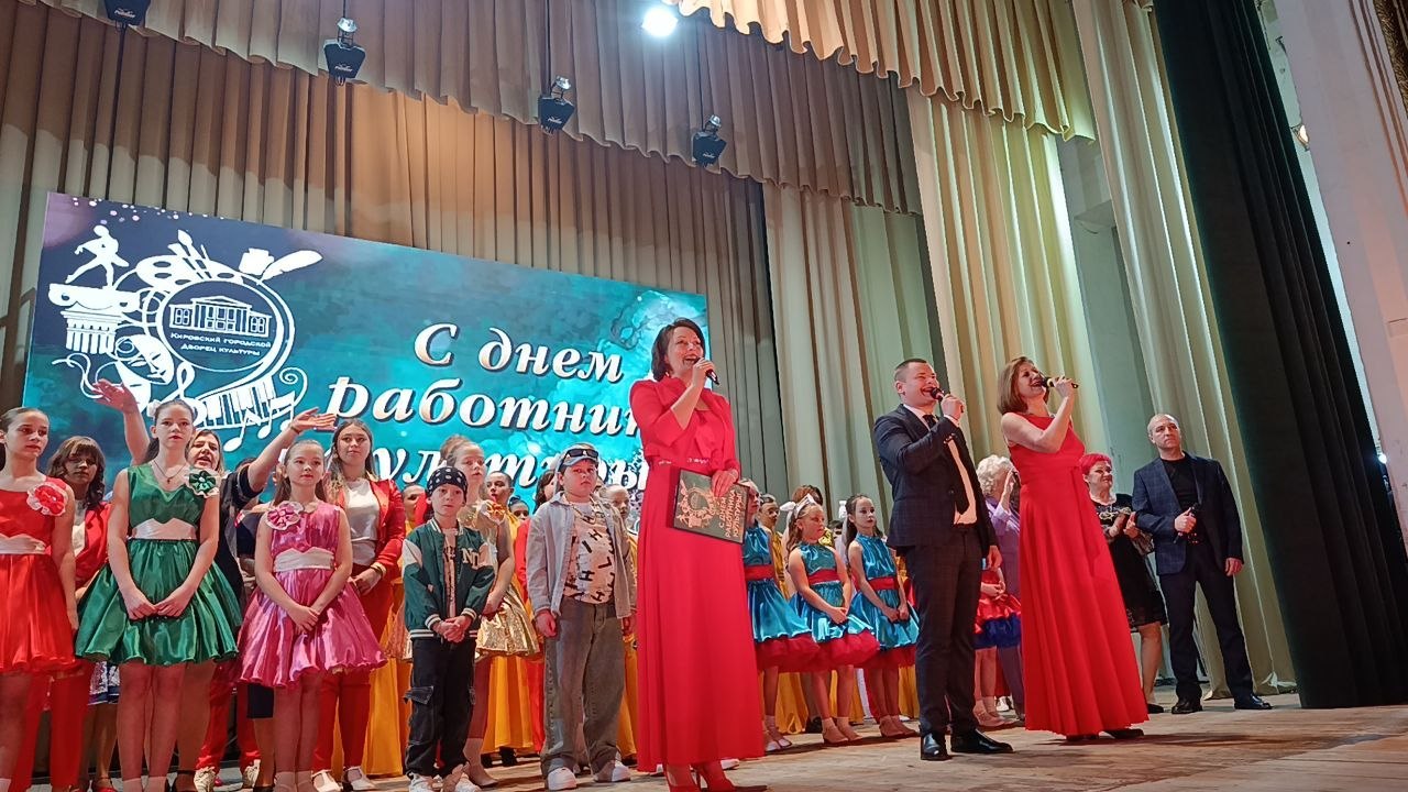 «Жизнь культуре посвящаем»: в Кировском городском Дворце культуры отметили профессиональный праздник «Жизнь культуре посвящаем»: в Кировском городском Дворце культуры отметили профессиональный праздник