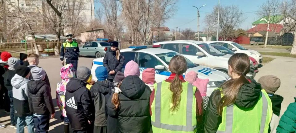 Пешеходная экскурсия «Безопасный путь домой» для первоклассников в преддверии весенних каникул Пешеходная экскурсия «Безопасный путь домой» для первоклассников в преддверии весенних каникул