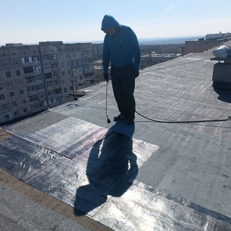 Специалисты Ровеньковского филиала НКО выполняют работы по текущему ремонту кровли многоэтажных домов Специалисты Ровеньковского филиала НКО выполняют работы по текущему ремонту кровли многоэтажных домов