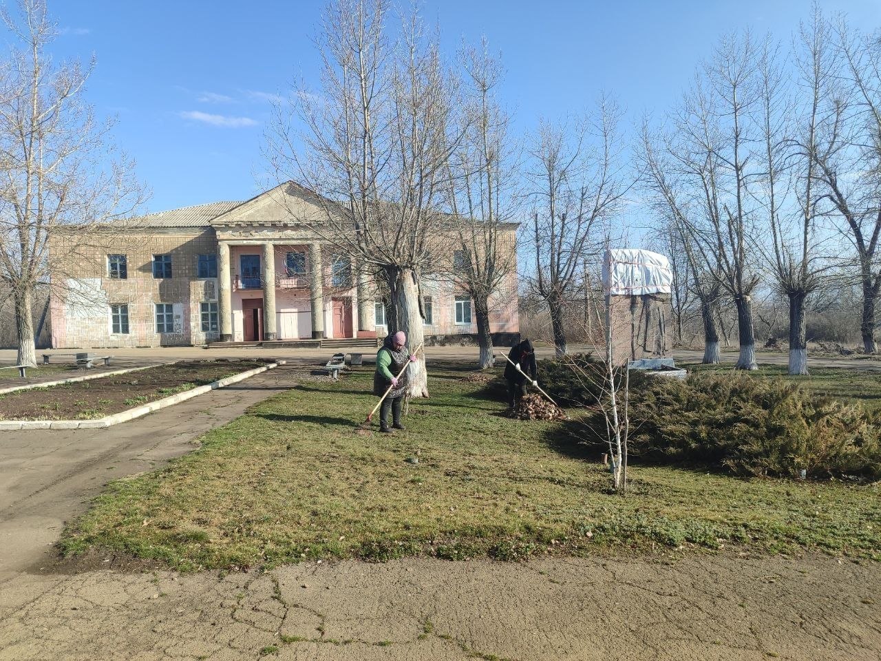 В пгт. Софиевский и пгт. Запорожье продолжаются работы по благоустройству территорий В пгт. Софиевский и пгт. Запорожье продолжаются работы по благоустройству территорий