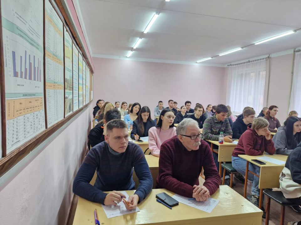 Сотрудники Управления Росреестра по ЛНР приняли участие в «Земельно-кадастровом» диктанте, приуроченном ко Дню работников геодезии и картографии Сотрудники Управления Росреестра по ЛНР приняли участие в «Земельно-кадастровом» диктанте, приуроченном ко Дню работников геодезии и картографии