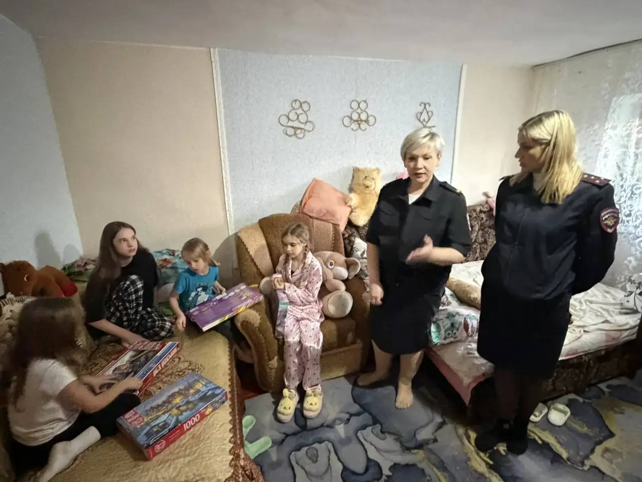 Инна Швенк: В рамках комплексной работы по поддержке семей, оказавшихся в трудной жизненной ситуации, совместно с сотрудниками МВД по ЛНР посетила многодетную семью, временно перемещенную с территории, где ведутся боевые... Инна Швенк: В рамках комплексной работы по поддержке семей, оказавшихся в трудной жизненной ситуации, совместно с сотрудниками МВД по ЛНР посетила многодетную семью, временно перемещенную с территории, где ведутся боевые...