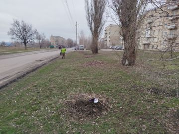 Чистота – залог комфорта! Сегодня МУП «ЖЭК» города Ровеньки проводит масштабные работы по благоустройству в пгт Ясеновский