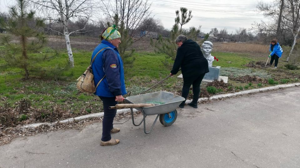 На территории села Желтое провели работы по благоустройству общественной территории На территории села Желтое провели работы по благоустройству общественной территории