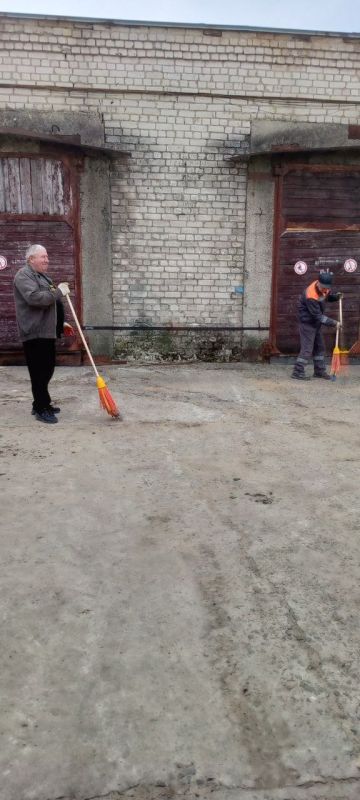 Субботник в МУП «ПУ ВКХ города Рубежное» Субботник в МУП «ПУ ВКХ города Рубежное»