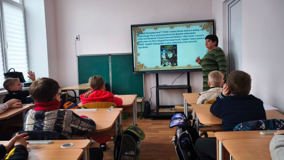 24 и 25 марта МБУ "Лисичанский городской дворец культуры" подготовил и провел литературный час с тематическим показом "В некотором царстве, в Роу государстве", народного артиста, которое прошло в ЛСШ №2 и ЛСШ №18 24 и 25 марта МБУ "Лисичанский городской дворец культуры" подготовил и провел литературный час с тематическим показом "В некотором царстве, в Роу государстве", народного артиста, которое прошло в ЛСШ №2 и ЛСШ №18