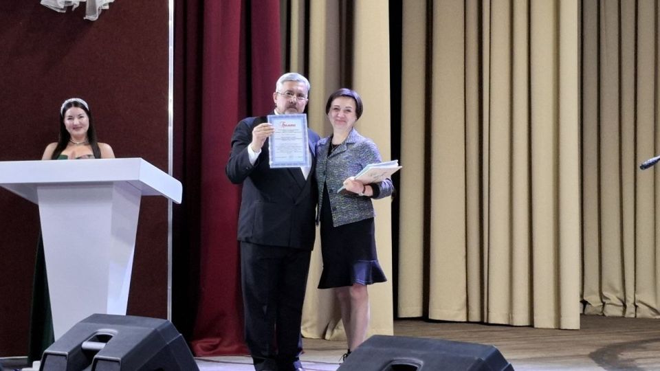 В Красном Луче поздравили работников культуры В Красном Луче поздравили работников культуры