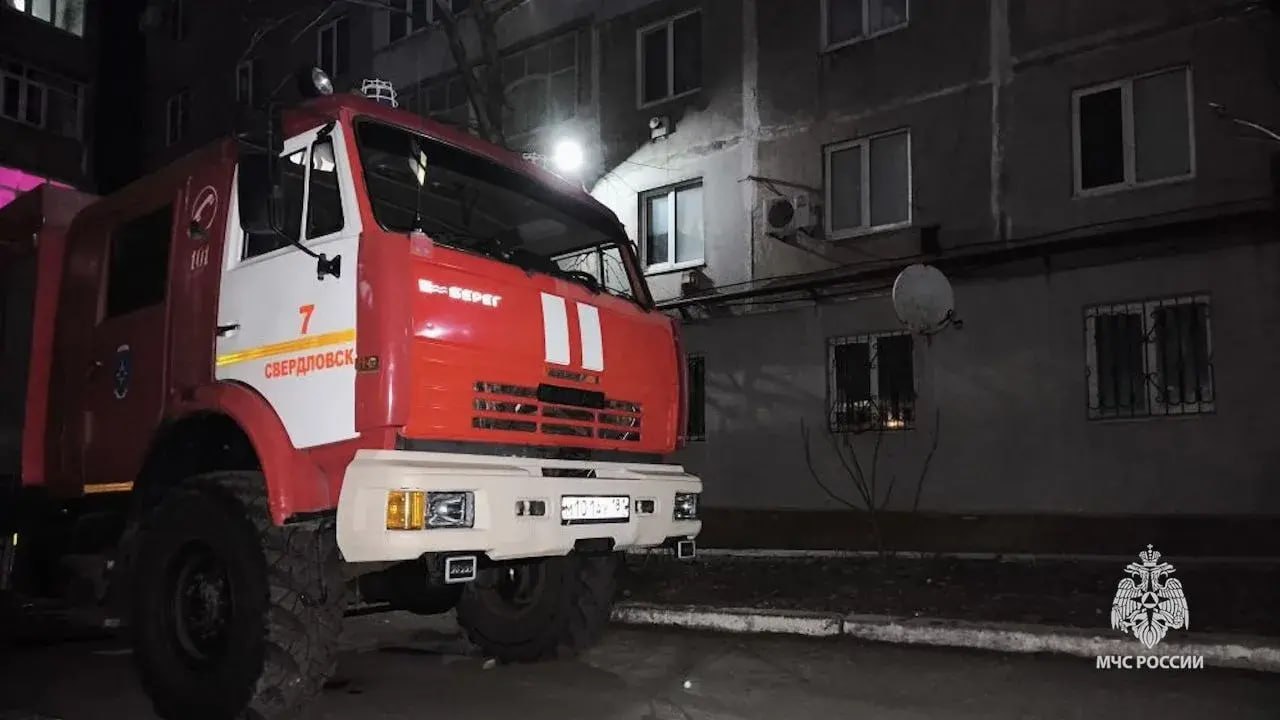 На пожаре в Свердловске спасатели МЧС России эвакуировали 48-летнюю женщину