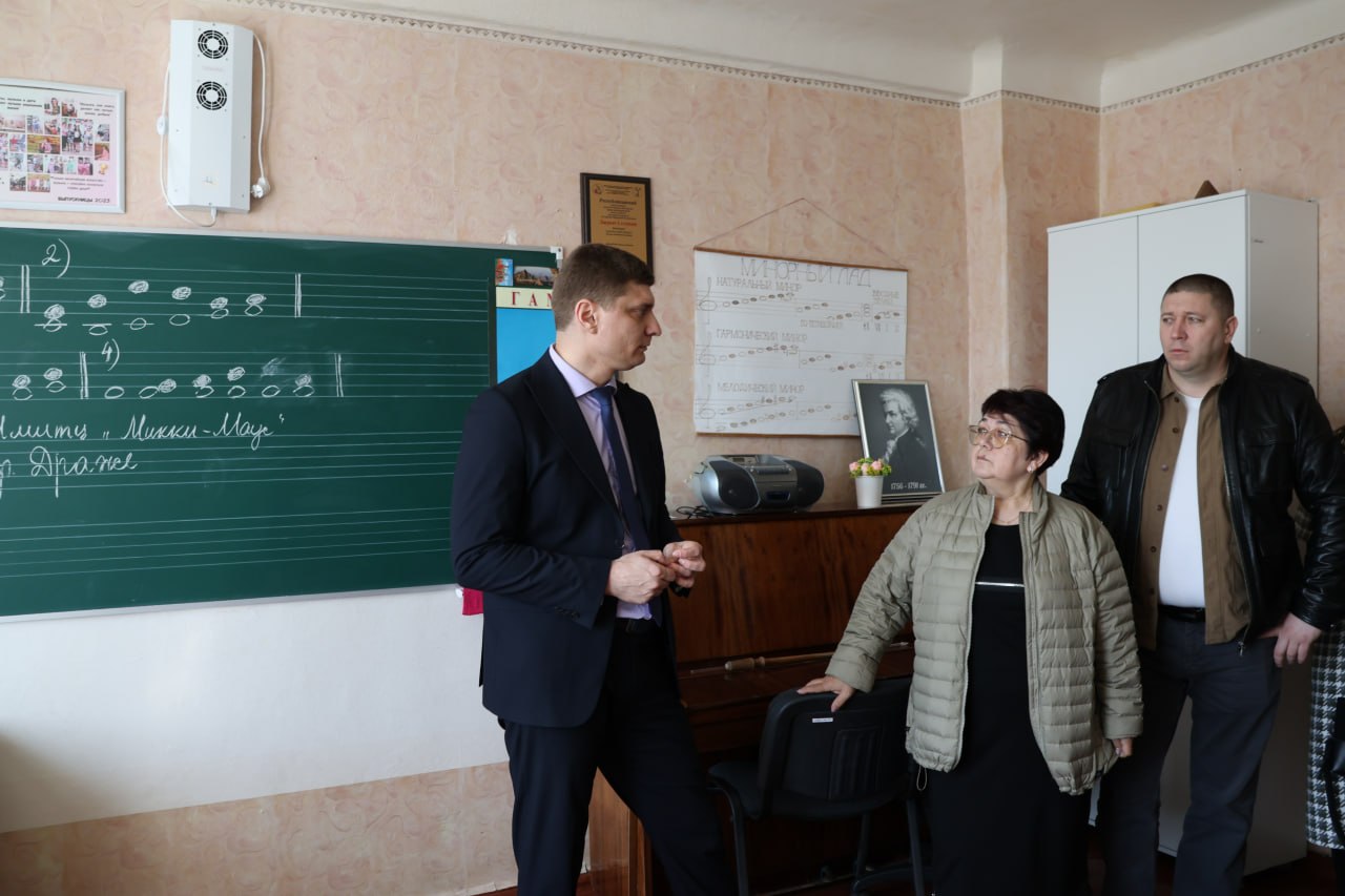 Первый заместитель министра культуры ЛНР посетил Червонопартизанскую детскую школу искусств Первый заместитель министра культуры ЛНР посетил Червонопартизанскую детскую школу искусств