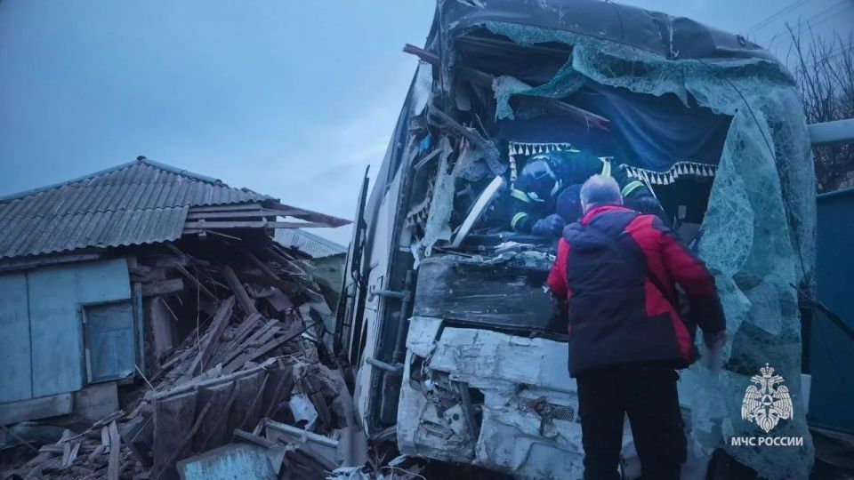 Спасатели работали на месте происшествия с участием автобуса «Москва-Стаханов» Спасатели работали на месте происшествия с участием автобуса «Москва-Стаханов»
