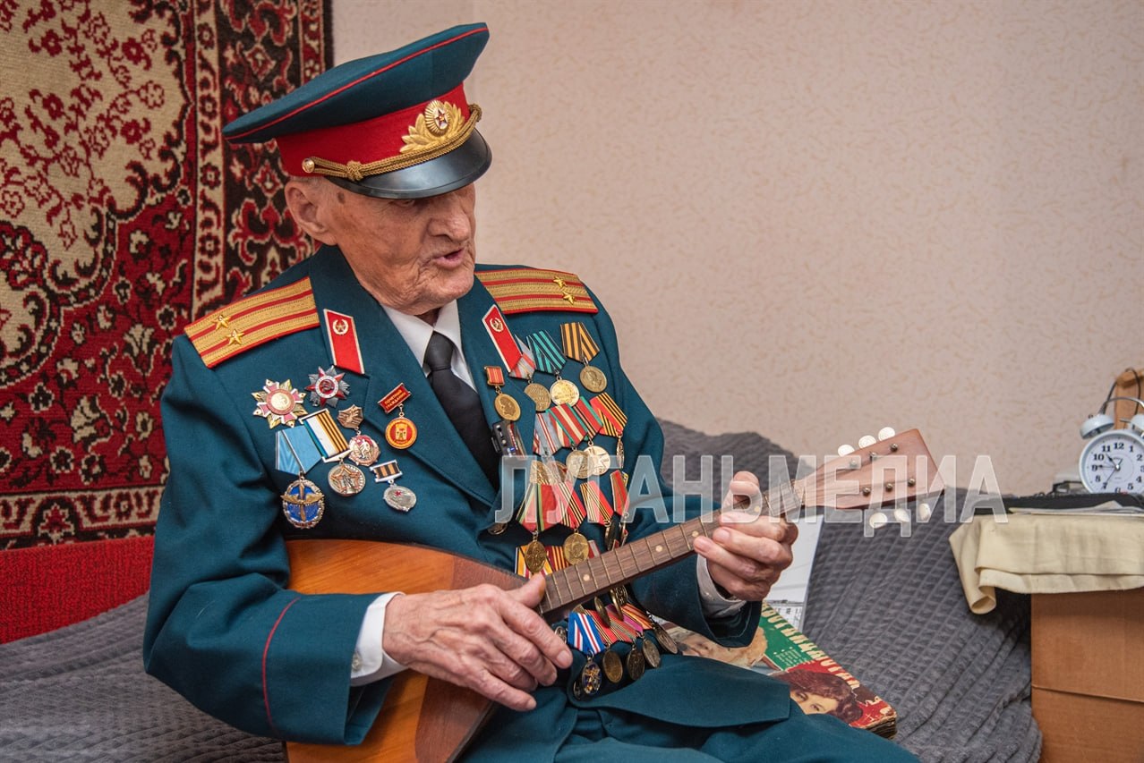 Министр труда и социальной политики ЛНР поздравила ветерана со столетием Министр труда и социальной политики ЛНР поздравила ветерана со столетием