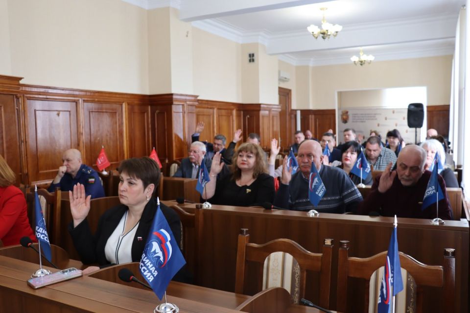 Временно исполняющий полномочия Главы городского округа Павел Дреев отчитался перед депутатским корпусом о результатах деятельности Администрации городского округа муниципальное образование городской округ город Северодонецк... Временно исполняющий полномочия Главы городского округа Павел Дреев отчитался перед депутатским корпусом о результатах деятельности Администрации городского округа муниципальное образование городской округ город Северодонецк...