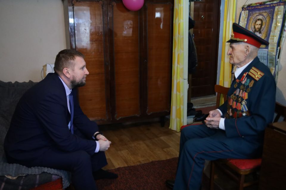 Денис Мирошниченко поздравил со 100-летием ветерана Григория Пономаренко Денис Мирошниченко поздравил со 100-летием ветерана Григория Пономаренко