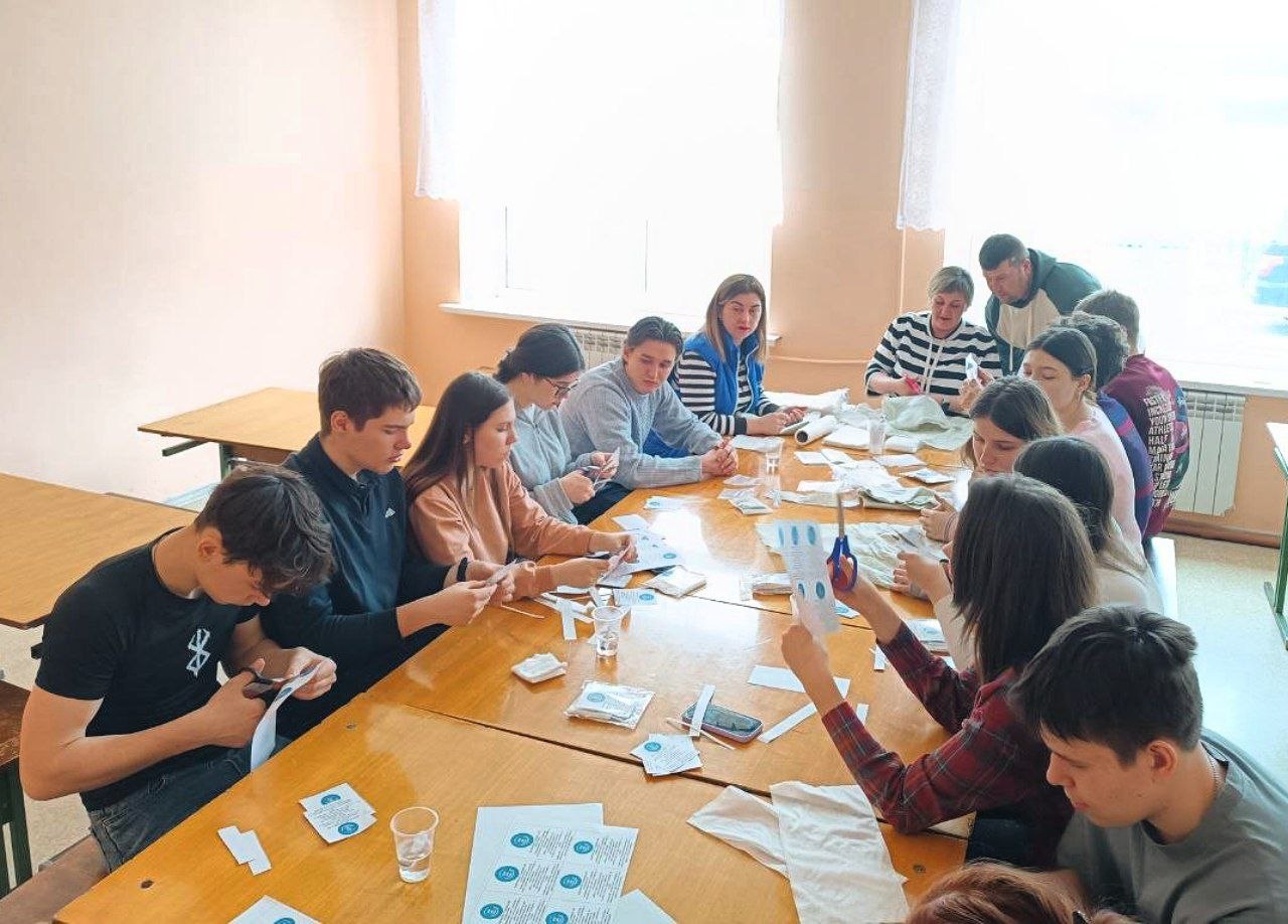 Виктория Сошина: Сегодня Юлия Кострица - заместитель секретаря и активисты первичного отделения №24 партии «Единая Россия» провели мастер-класс по изготовлению сухих душей для учащихся Нижненагольской средней школы имени... Виктория Сошина: Сегодня Юлия Кострица - заместитель секретаря и активисты первичного отделения №24 партии «Единая Россия» провели мастер-класс по изготовлению сухих душей для учащихся Нижненагольской средней школы имени...