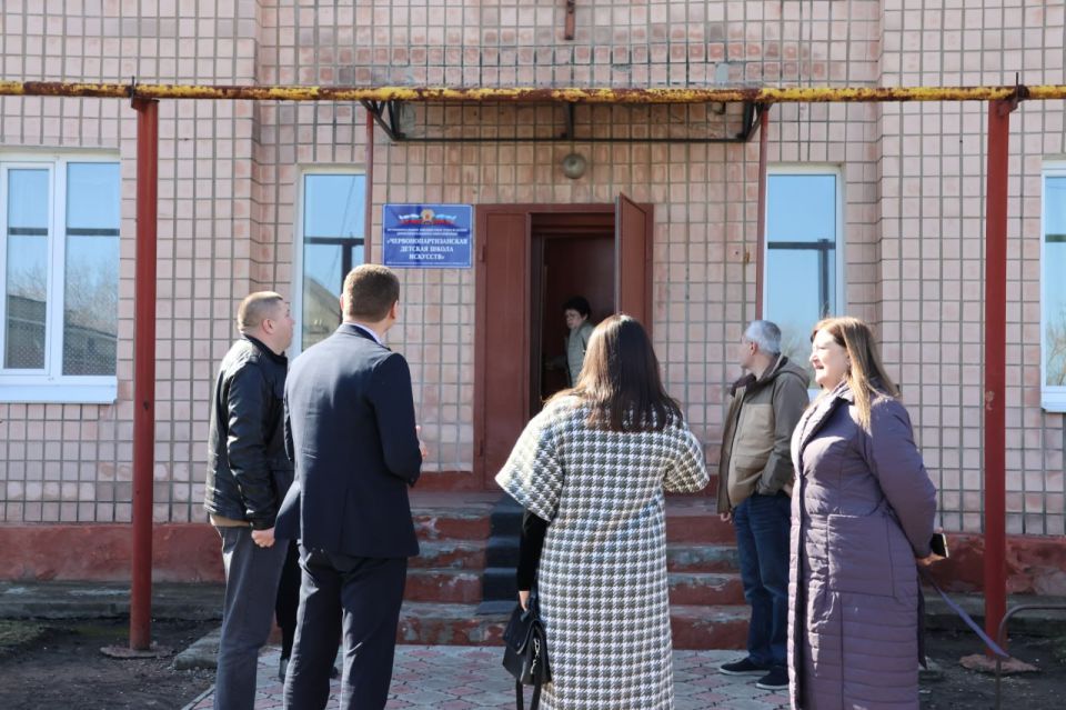 Первый заместитель министра культуры ЛНР посетил Червонопартизанскую детскую школу искусств Первый заместитель министра культуры ЛНР посетил Червонопартизанскую детскую школу искусств