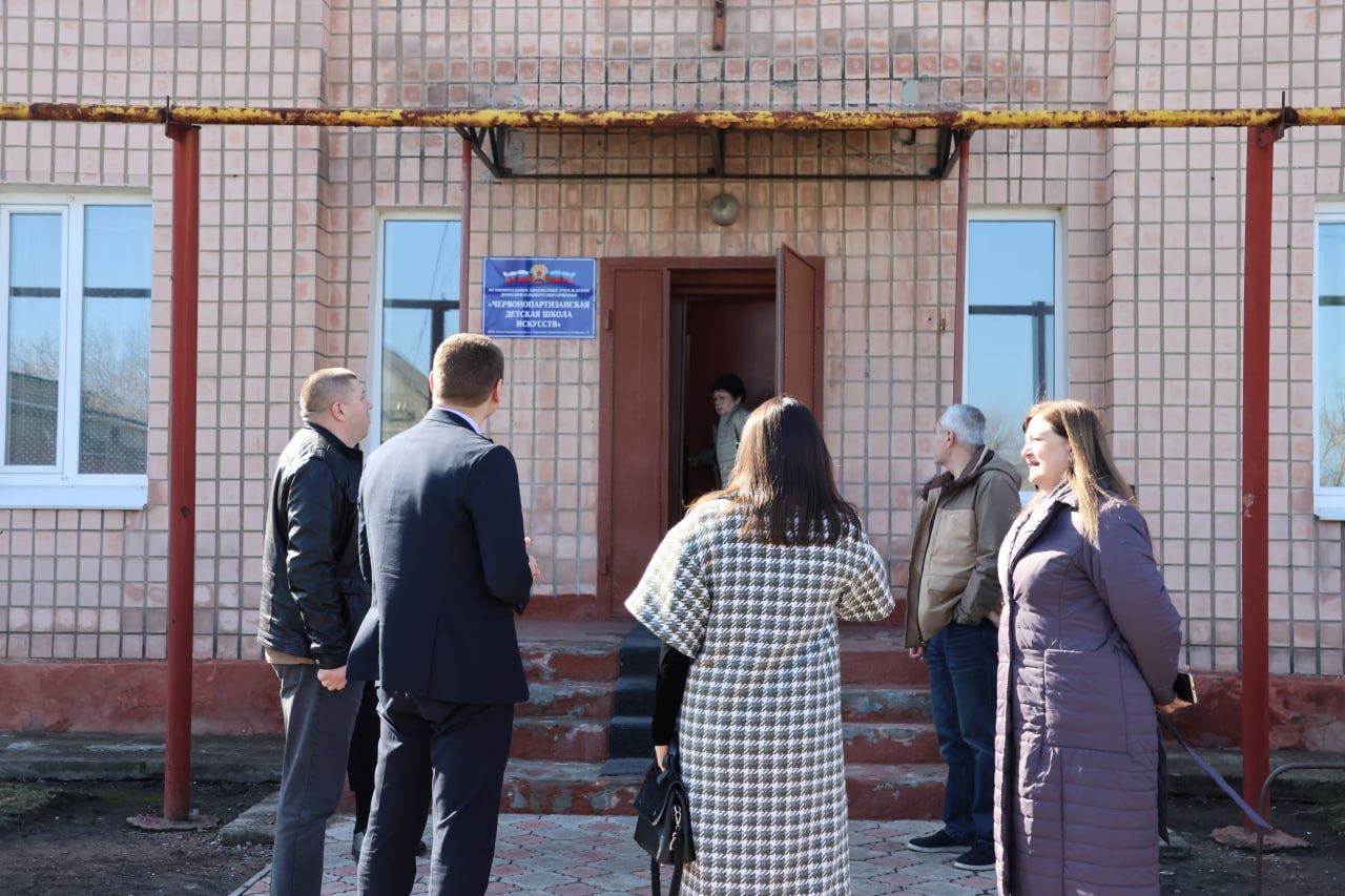 Первый заместитель министра культуры ЛНР посетил Червонопартизанскую детскую школу искусств Первый заместитель министра культуры ЛНР посетил Червонопартизанскую детскую школу искусств