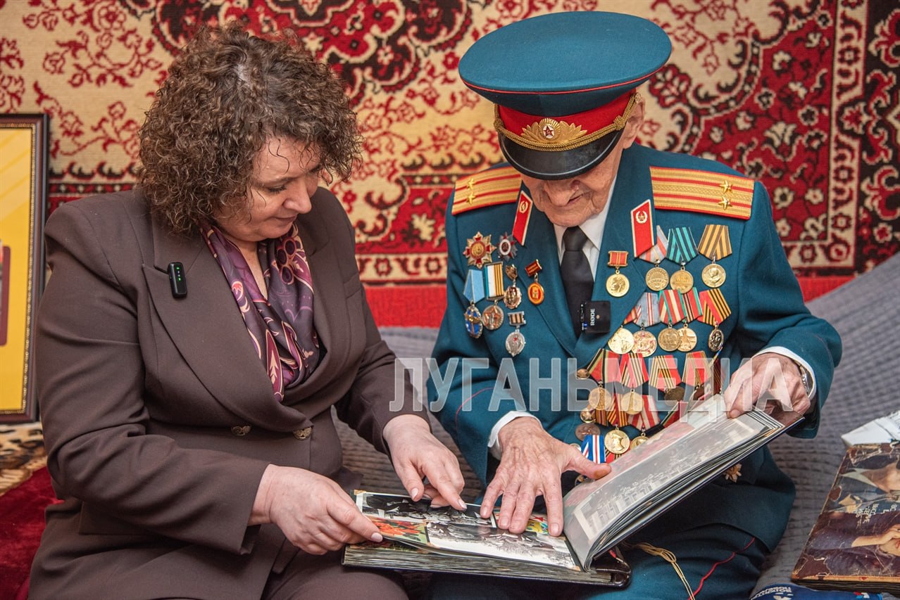 Министр труда и социальной политики ЛНР поздравила ветерана со столетием Министр труда и социальной политики ЛНР поздравила ветерана со столетием