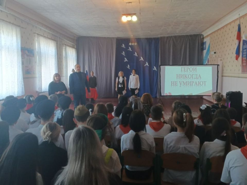 25 марта в ГБОУ ЛНР "Ленинский УВК" в рамках реализации патийного проекта ВПП "Единая Россия" "Новая школа" состоялось торжественное открытие "Парты Героя" в честь ветерана Великой Отечественной войны, почетного жителя... 25 марта в ГБОУ ЛНР "Ленинский УВК" в рамках реализации патийного проекта ВПП "Единая Россия" "Новая школа" состоялось торжественное открытие "Парты Героя" в честь ветерана Великой Отечественной войны, почетного жителя...