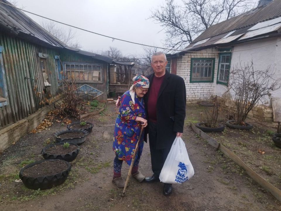Активисты и депутаты «Единой России» помогают жителям Краснодонского муниципального округа Активисты и депутаты «Единой России» помогают жителям Краснодонского муниципального округа