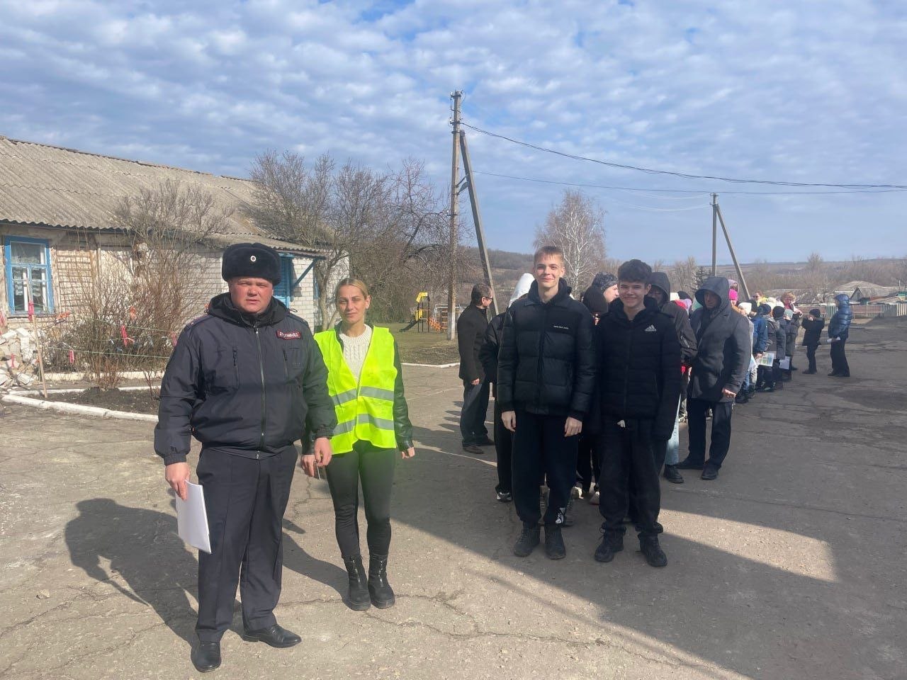 Сотрудники Госавтоинспекции совместно с отрядами ЮИД и «Родительскими патрулями» провели комплексные мероприятия в Краснодоне, Свердловске, Стаханове и Марковке Сотрудники Госавтоинспекции совместно с отрядами ЮИД и «Родительскими патрулями» провели комплексные мероприятия в Краснодоне, Свердловске, Стаханове и Марковке