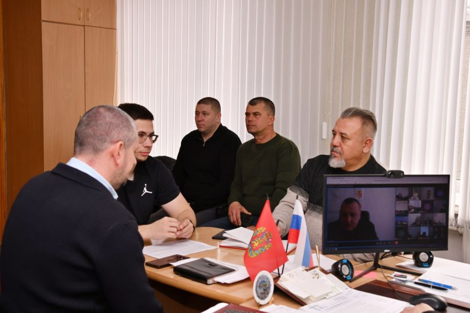Совместно с представителями управления ЖКХ Администрации, регионов-шефов на совещании в формате видеоконференции под председательством и.о. министра строительства и ЖКХ ЛНР Станислава Дупленко подвели результаты... Совместно с представителями управления ЖКХ Администрации, регионов-шефов на совещании в формате видеоконференции под председательством и.о. министра строительства и ЖКХ ЛНР Станислава Дупленко подвели результаты...