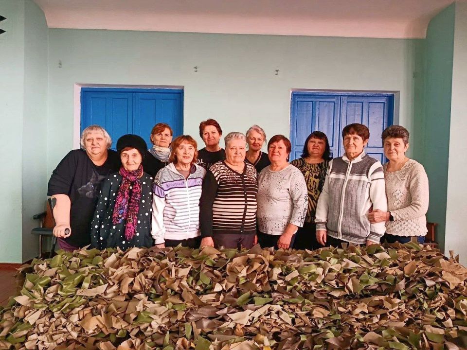 Волшебные нити Победы: активистки Совета женщин Антрацитовского муниципального округа Луганского регионального отделения Союза женщин России - жительницы пгт Фащевка сплели 9 новых маскировочных сетей для защиты наших ребят Волшебные нити Победы: активистки Совета женщин Антрацитовского муниципального округа Луганского регионального отделения Союза женщин России - жительницы пгт Фащевка сплели 9 новых маскировочных сетей для защиты наших ребят