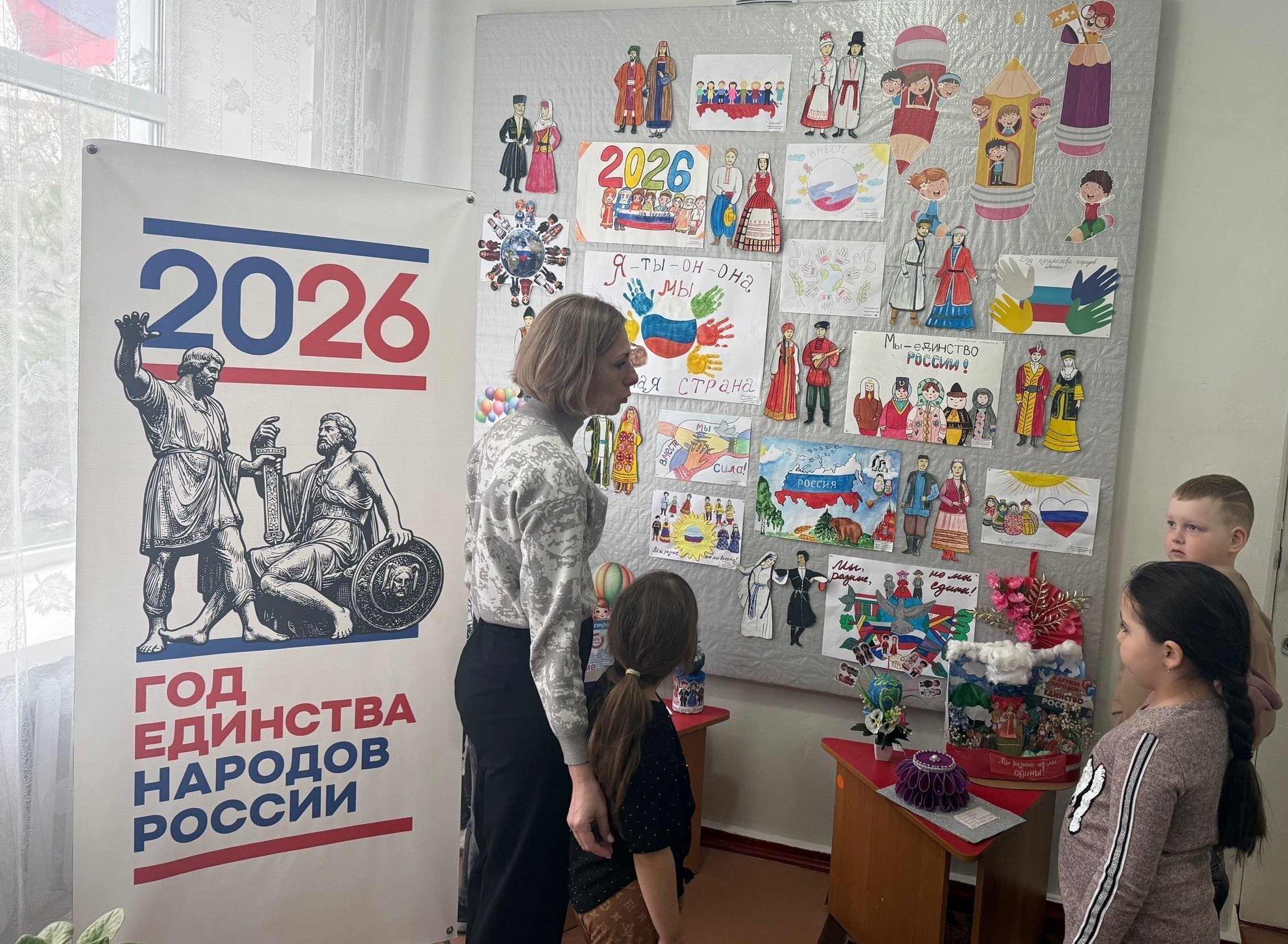 26 марта в Ровеньковском детском саду «Ивушка» открылась выставка творческих работу «Дружба народов» 26 марта в Ровеньковском детском саду «Ивушка» открылась выставка творческих работу «Дружба народов»