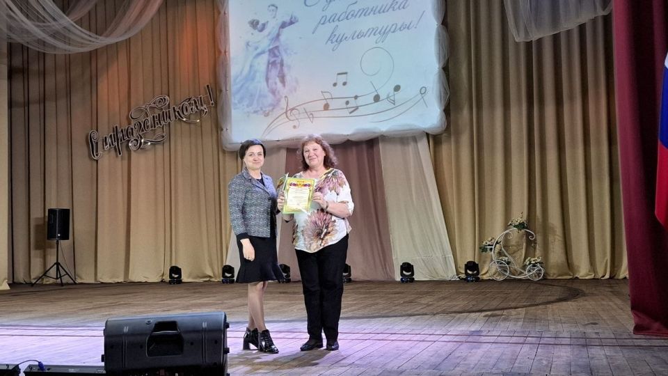 В Красном Луче поздравили работников культуры В Красном Луче поздравили работников культуры