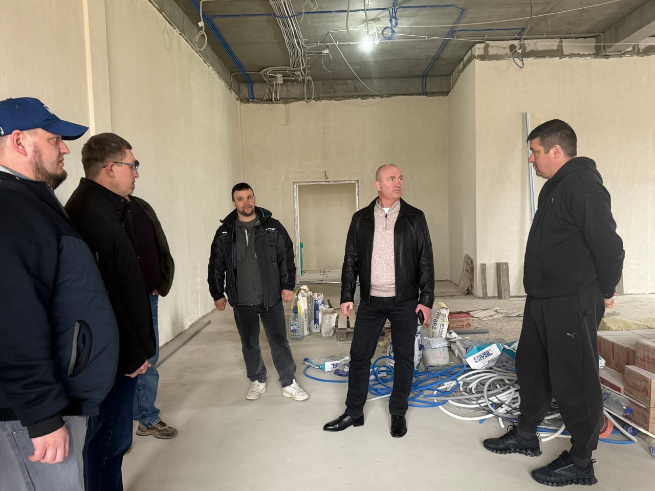 В Брянке по народной программе капитально ремонтируют городской стадион «Шахтер» В Брянке по народной программе капитально ремонтируют городской стадион «Шахтер»