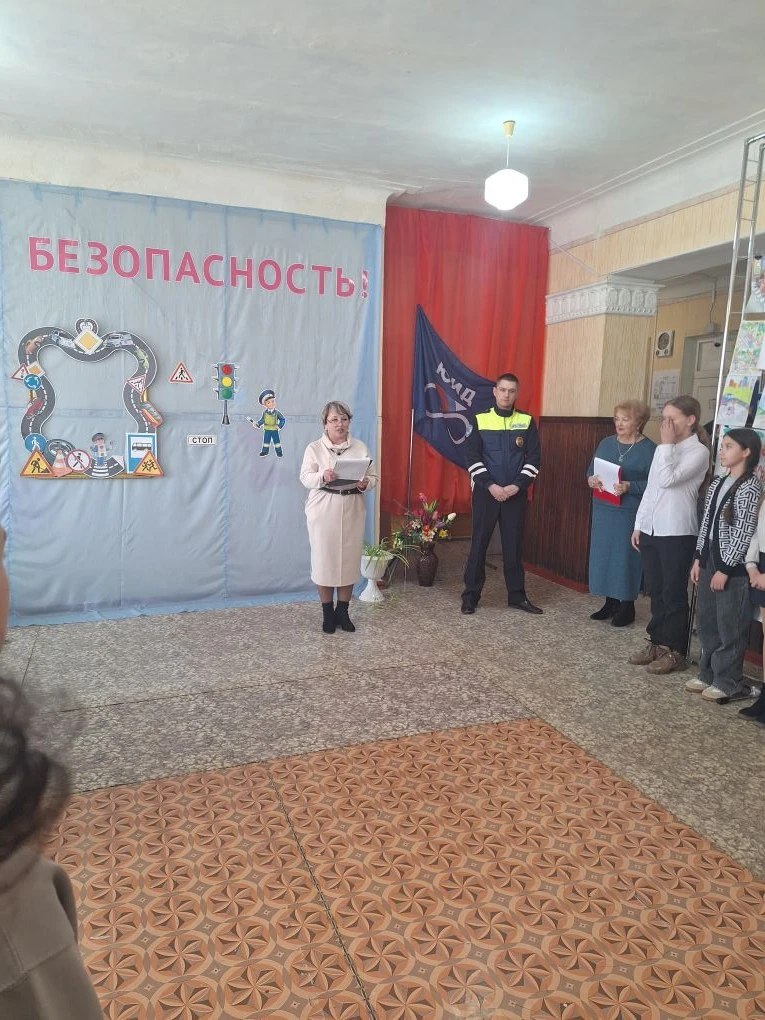 26 марта в Доме творчества детей и юношества состоялось открытие выставки детских рисунков «Мы - за безопасность!»