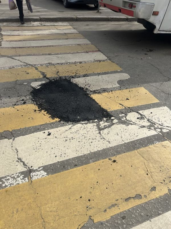 Усиленное внимание дорожников Луганска обращено на вывоз смета и заделку дорожных выбоин Усиленное внимание дорожников Луганска обращено на вывоз смета и заделку дорожных выбоин