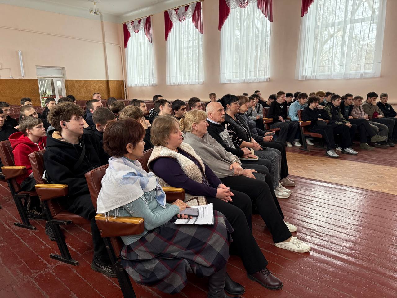 Безопасность превыше всего: профилактическая беседа в колледже с участием сотрудников ОМВД России "Стахановский" Безопасность превыше всего: профилактическая беседа в колледже с участием сотрудников ОМВД России "Стахановский"