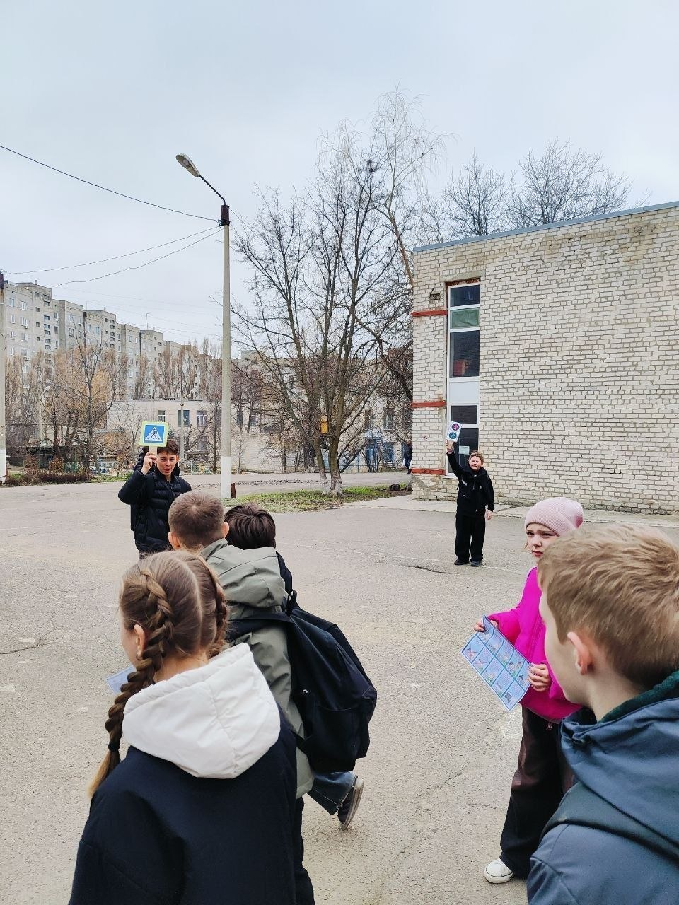 Сотрудники Госавтоинспекции совместно с отрядами ЮИД и «Родительскими патрулями» провели комплексные мероприятия в Краснодоне, Свердловске, Стаханове и Марковке Сотрудники Госавтоинспекции совместно с отрядами ЮИД и «Родительскими патрулями» провели комплексные мероприятия в Краснодоне, Свердловске, Стаханове и Марковке