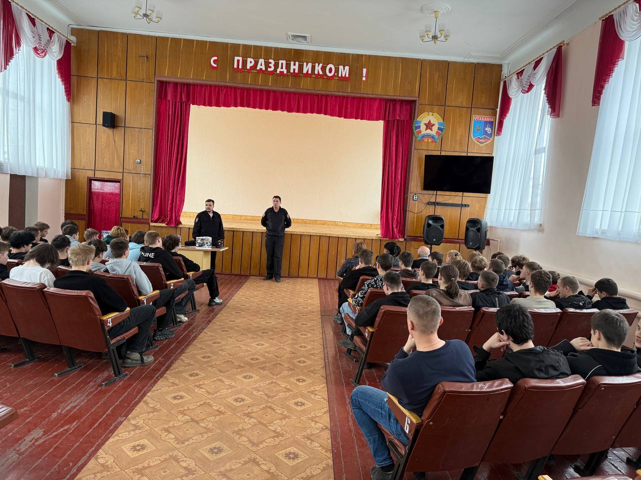 Безопасность превыше всего: профилактическая беседа в колледже с участием сотрудников ОМВД России "Стахановский" Безопасность превыше всего: профилактическая беседа в колледже с участием сотрудников ОМВД России "Стахановский"