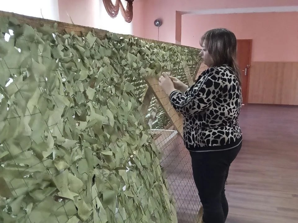 Члены УИК приступили к изготовлению маскировочных сетей для бойцов СВО Члены УИК приступили к изготовлению маскировочных сетей для бойцов СВО
