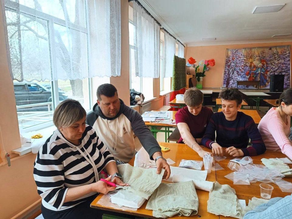 Виктория Сошина: Сегодня Юлия Кострица - заместитель секретаря и активисты первичного отделения №24 партии «Единая Россия» провели мастер-класс по изготовлению сухих душей для учащихся Нижненагольской средней школы имени... Виктория Сошина: Сегодня Юлия Кострица - заместитель секретаря и активисты первичного отделения №24 партии «Единая Россия» провели мастер-класс по изготовлению сухих душей для учащихся Нижненагольской средней школы имени...