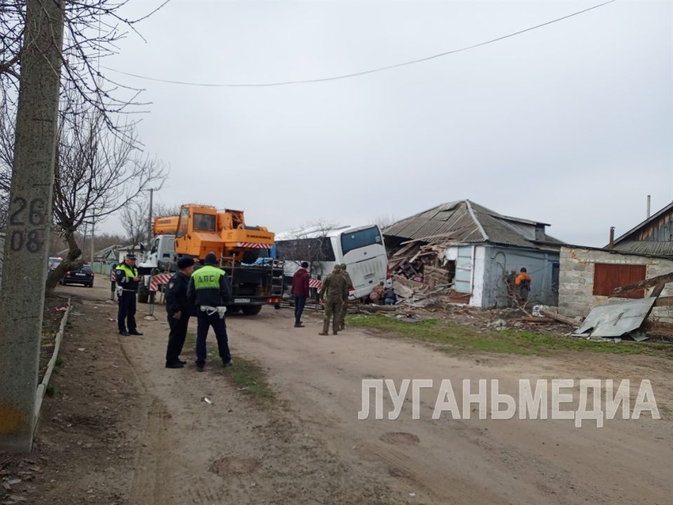 Авария в пгт Марковка: автобус Москва – Стаханов врезался в жилой дом Авария в пгт Марковка: автобус Москва – Стаханов врезался в жилой дом