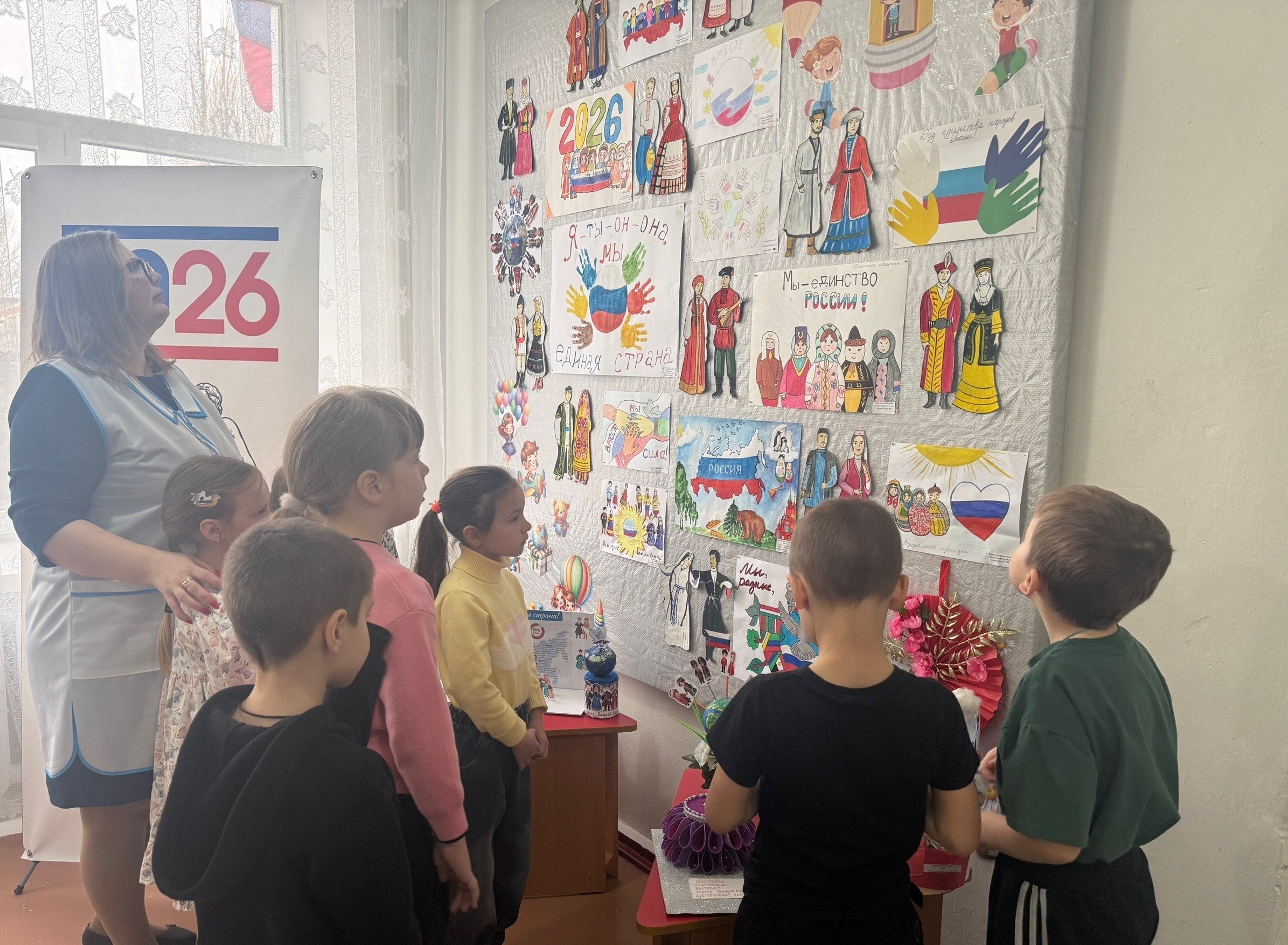 26 марта в Ровеньковском детском саду «Ивушка» открылась выставка творческих работу «Дружба народов»
