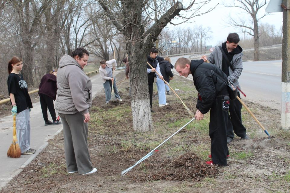 Юлия Кожухарь: Сегодня в пгт Новопсков прошел массовый субботник, в котором приняли участие трудовые коллективы поселка, студенты аграрного колледжа и представители Партии «Единая Россия» Юлия Кожухарь: Сегодня в пгт Новопсков прошел массовый субботник, в котором приняли участие трудовые коллективы поселка, студенты аграрного колледжа и представители Партии «Единая Россия»